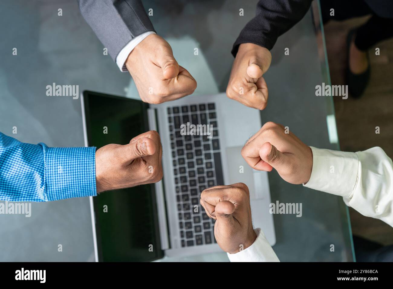 Diverse Team Unity – Hände, die im modernen Büro Daumen nach oben geben. Eine Nahaufnahme von fünf verschiedenen Teammitgliedern, die in einer modernen Büroumgebung, einem System, die Daumen nach oben zeigen Stockfoto