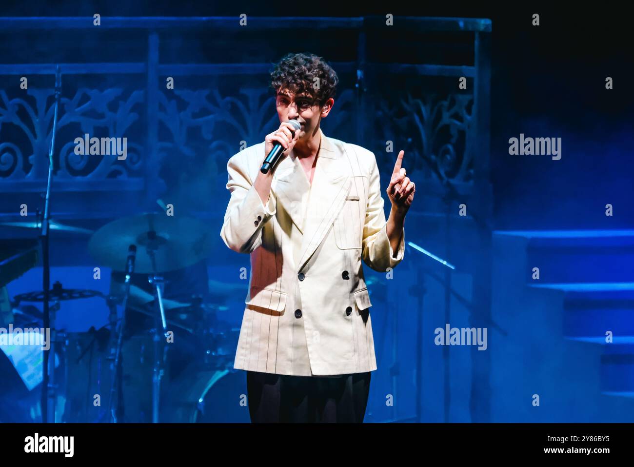 Mailand, Michele Bravi konzertiert während der Tu Cosa Vedi Quando Chiudi gli Occhi Tour im Teatro degli Arcimboldi. Auf dem Foto: Michele Bravi Stockfoto