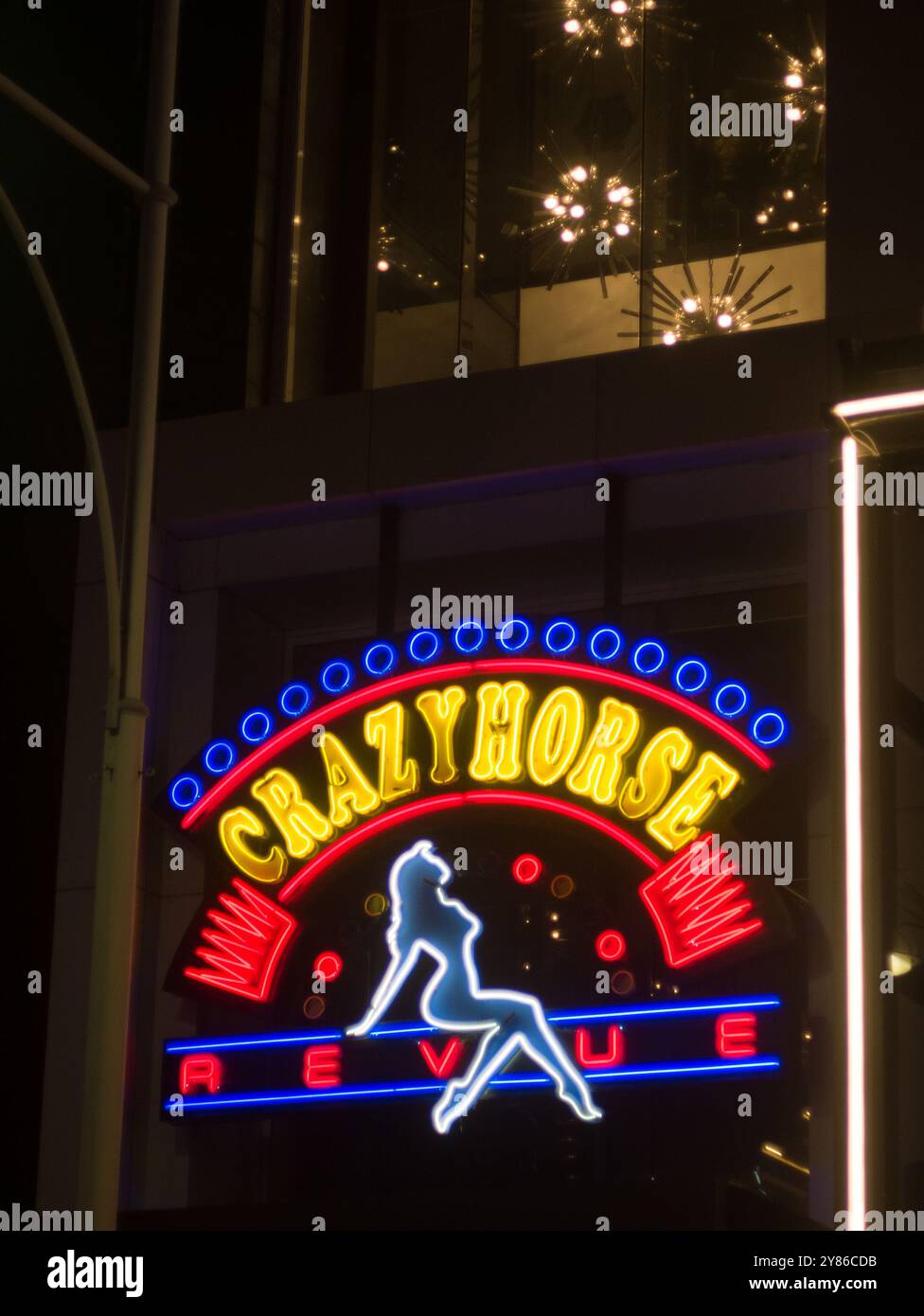 Im Crazy Horse Revue Stripclub in der Hindley Street in Adelaide, Australien, werden Neonlichter gezeigt. Stockfoto