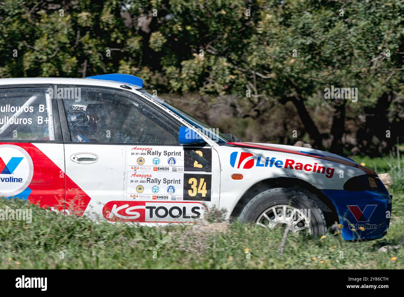 Anogyra, Zypern - 29. Januar 2023: Mitsubishi Lancer Evo III Rallye Car hebt Staub auf Stockfoto
