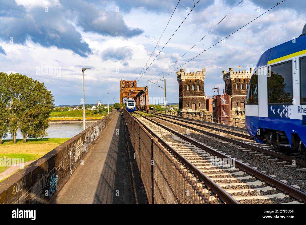 Die Eisenbahnbrücke Duisburg-Hochfeld-Rheinhausen, über den Rhein, Regionalzüge und viele Güterzüge überqueren hier den Rhein, ab 1950 Stahl trus Stockfoto