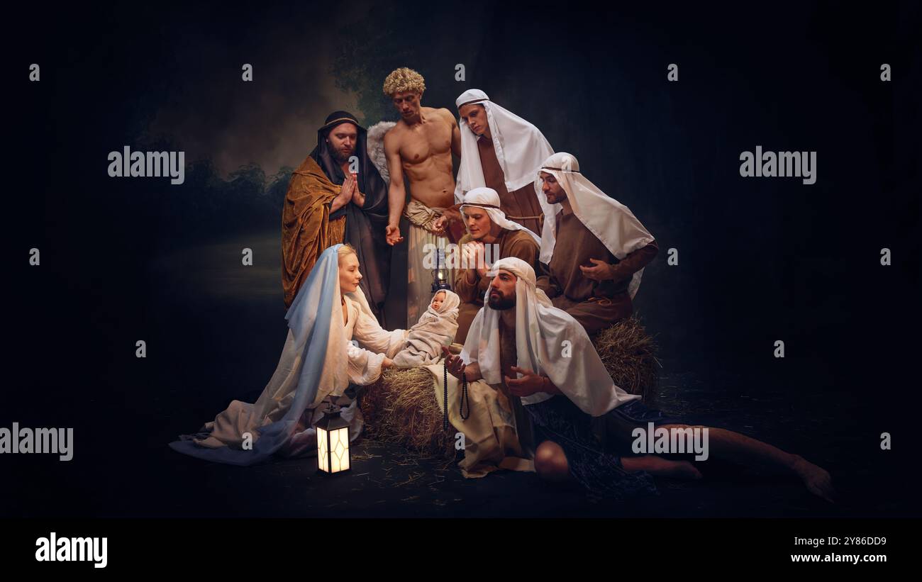 Klassische Krippe mit Maria, Abys Jesus und Hirten in traditionellen Kostümen. Feier der Geburt Christi. Stockfoto