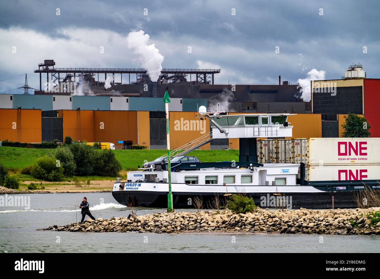 ThyssenKrupp Stahlwerk Duisburg-Bruckhausen, thyssenkrupp Steel Europe AG, Warmbandwerk II Rhein, Frachtschiff Duisburg, NRW, Deutschland Stockfoto