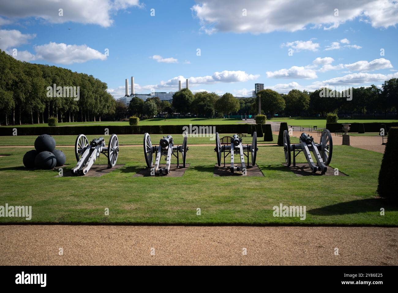 Französische Kanonen und Haubitzen aus der Schlacht von Waterloo auf dem Rasen des Royal Hospital in Chelsea, London Stockfoto