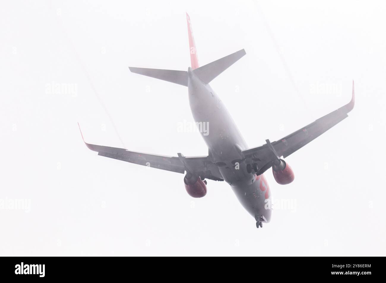 Ein Easy Jet-Flugzeug fährt zum Flughafen Leeds Bradford ab und überquert das Headingley Stadium in Leeds, West Yorkshire, Großbritannien. Stockfoto