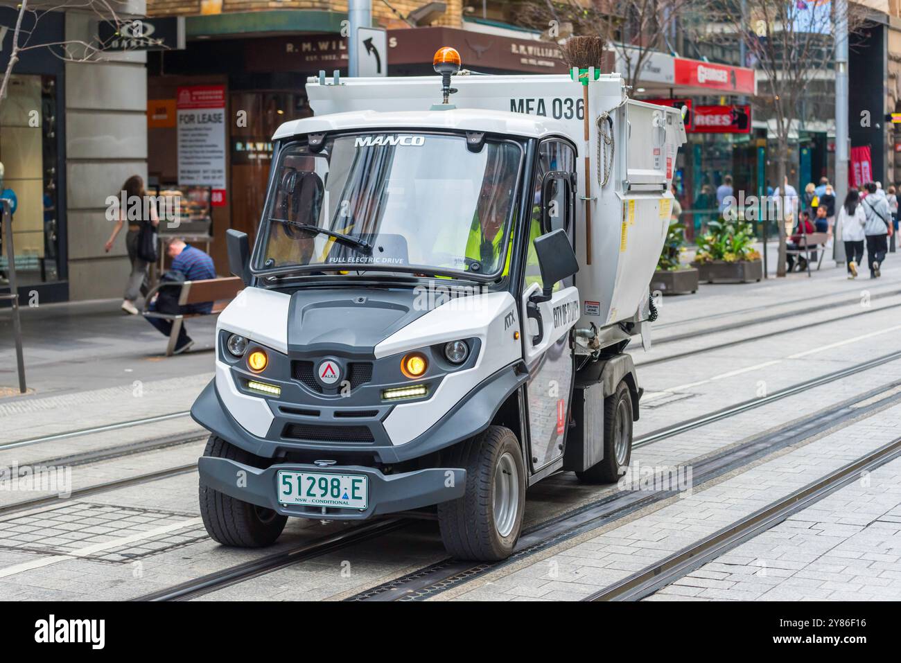 Ein italienischer Alke-Elektrofahrzeug-Müllwagen, der auf der George Street in Sydney in Australien betrieben wird Stockfoto