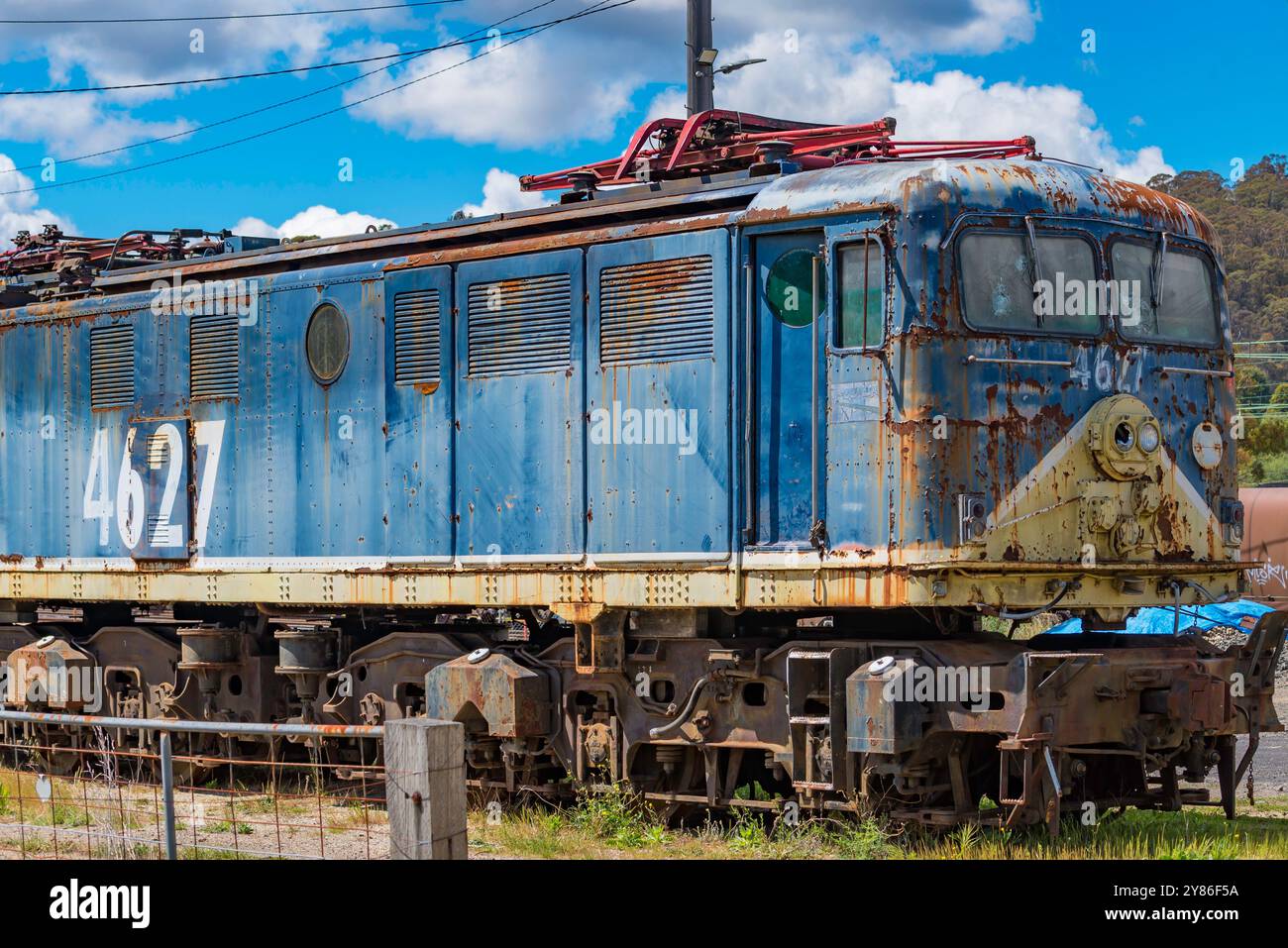 Eine der letzten verbliebenen Elektrolokomotiven der NSW 46, Nummer 4627 auf einem Anschlussgleis bei Lithgow Rail Yards in NSW, die auf die Restaurierung wartet. Stockfoto