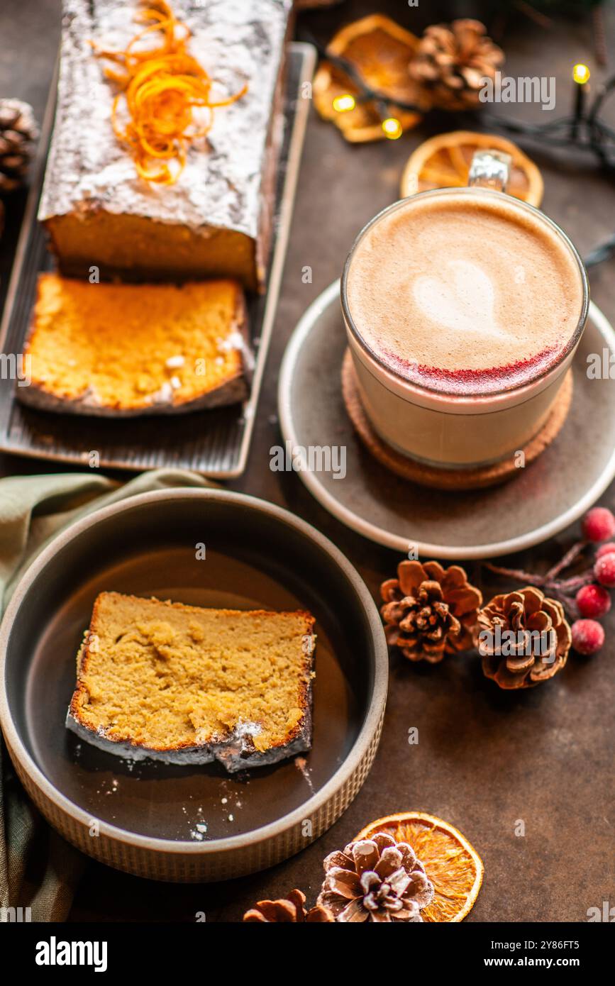 Weihnachtshintergrund mit Chai Latte und hausgemachtem Karottenkuchen. Weihnachtstisch. Stockfoto