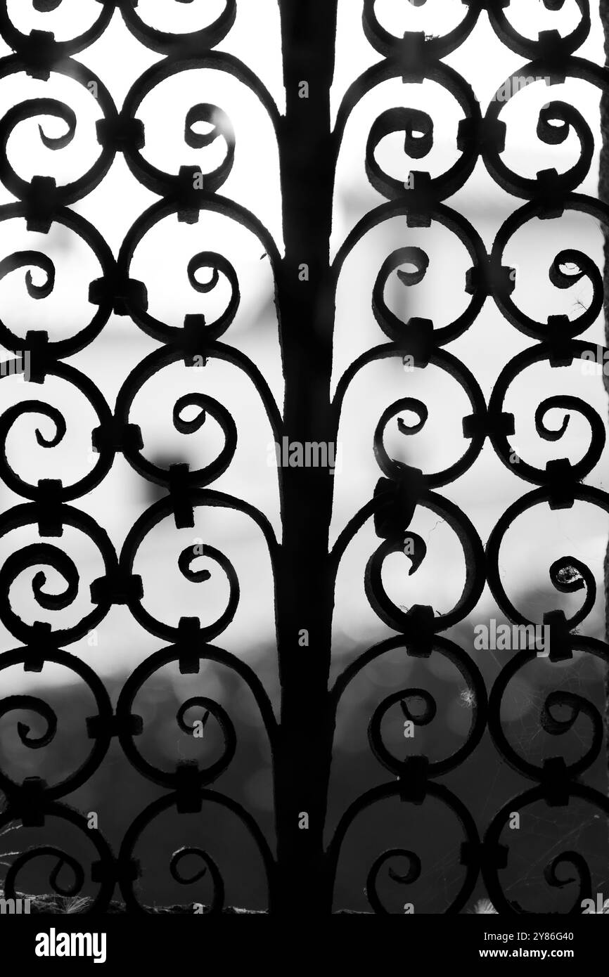 Antiker schmiedeeiserner Zaun mit geometrischen Details Stockfoto