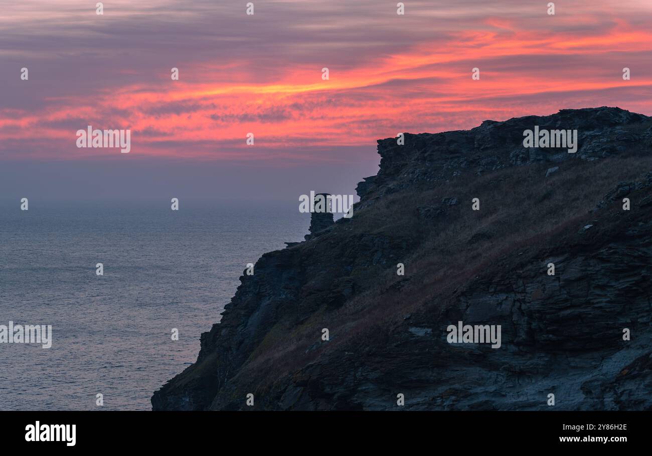 Die Küste von Cornwall und die Klippen auf Tintagel Castle Island bei einem wunderschönen Sonnenuntergang Stockfoto