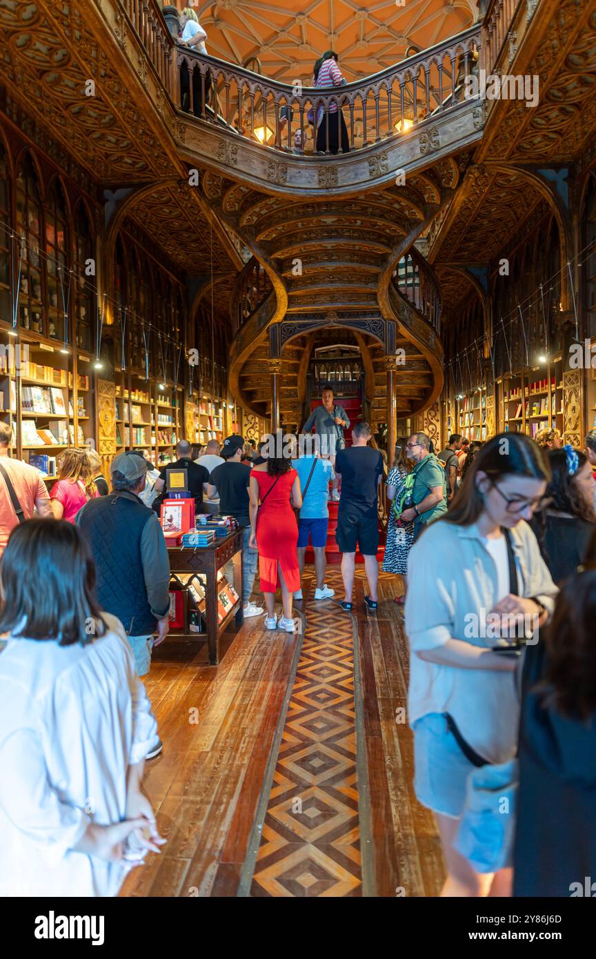 Porto, Portugal - 12. September 2024 : Besucher erkunden einen lebhaften Buchladen voller vielfältiger Bücher in gemütlicher Atmosphäre Stockfoto