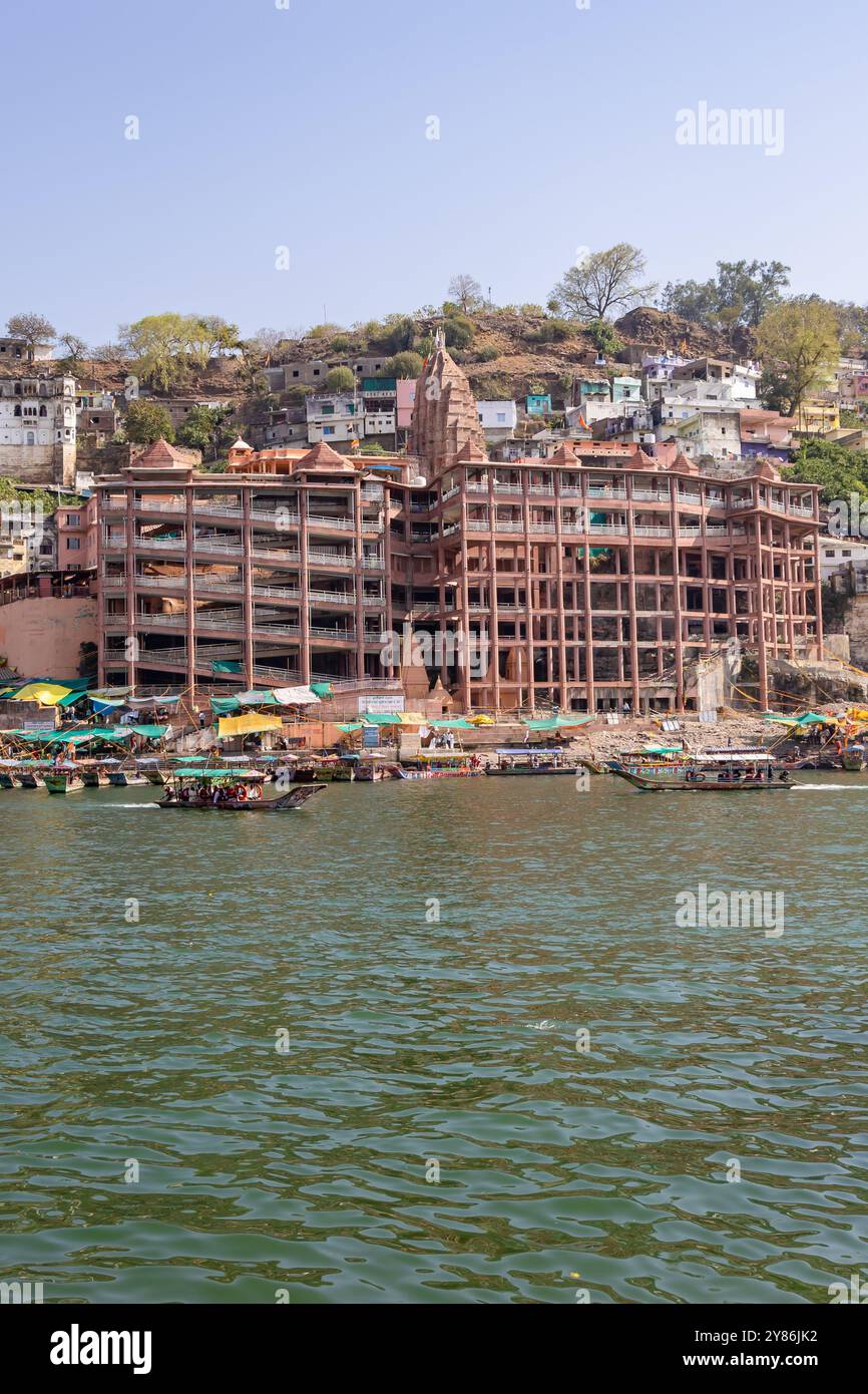 Der antike hinduistische Pilgertempel am heiligen Flussufer am Morgen aus einer anderen Perspektive wird in omkareshwar khandwa madhya pradesh indien aufgenommen Stockfoto