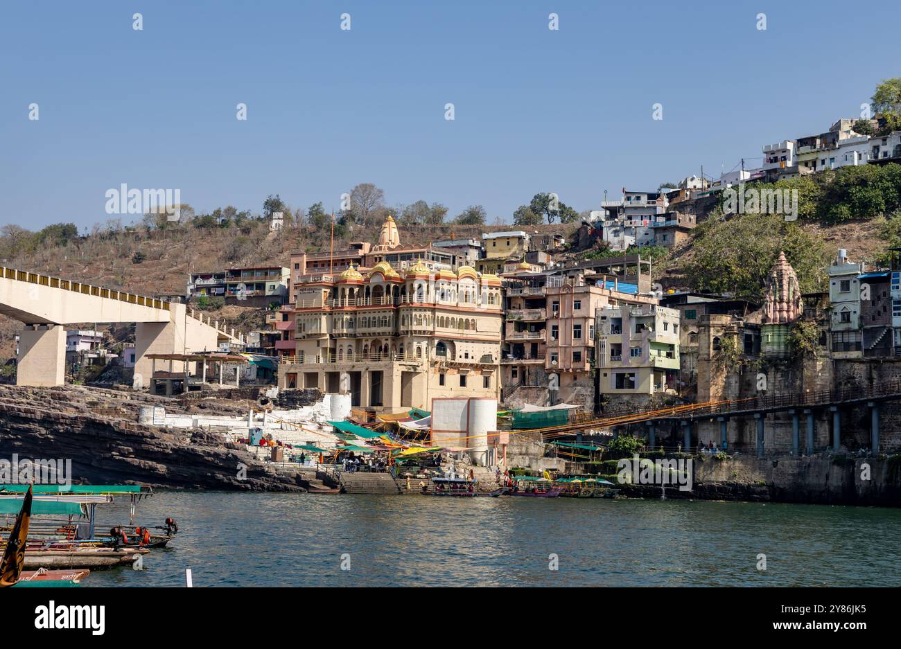 Der antike hinduistische Pilgertempel am heiligen Flussufer am Morgen aus einer anderen Perspektive wird in omkareshwar khandwa madhya pradesh indien aufgenommen Stockfoto