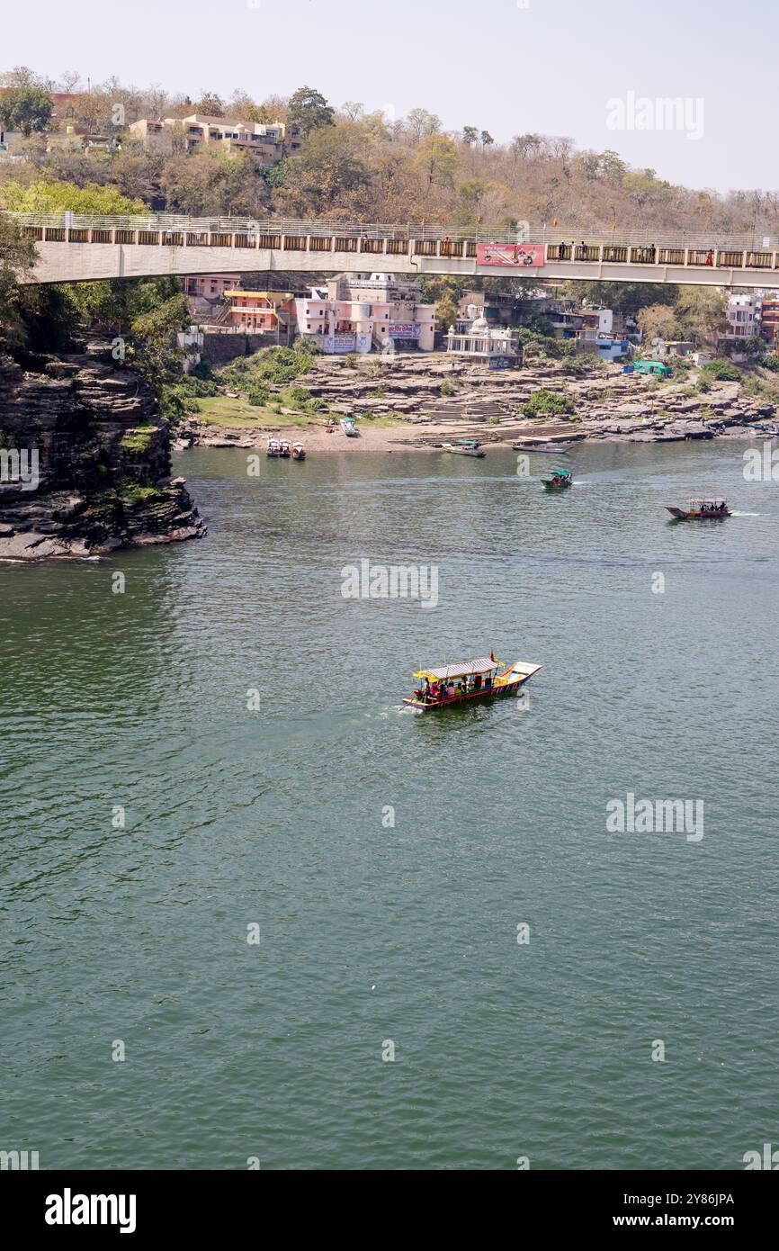 Blick auf den heiligen Fluss mit Fährbooten und Überquerung der Brücke am Morgen Bild wird in omkareshwar khandwa madhya pradesh indien am 10. März 2024 gemacht. Stockfoto