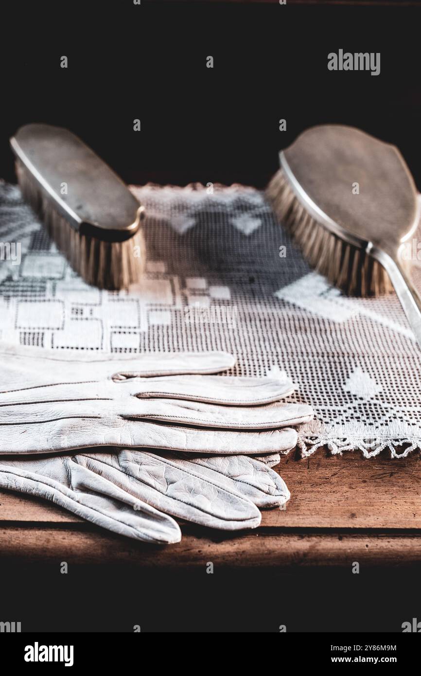 Damen weiße Lederhandschuhe auf einem Frisiertisch in einem englischen Landhaus in Worcestershire Stockfoto