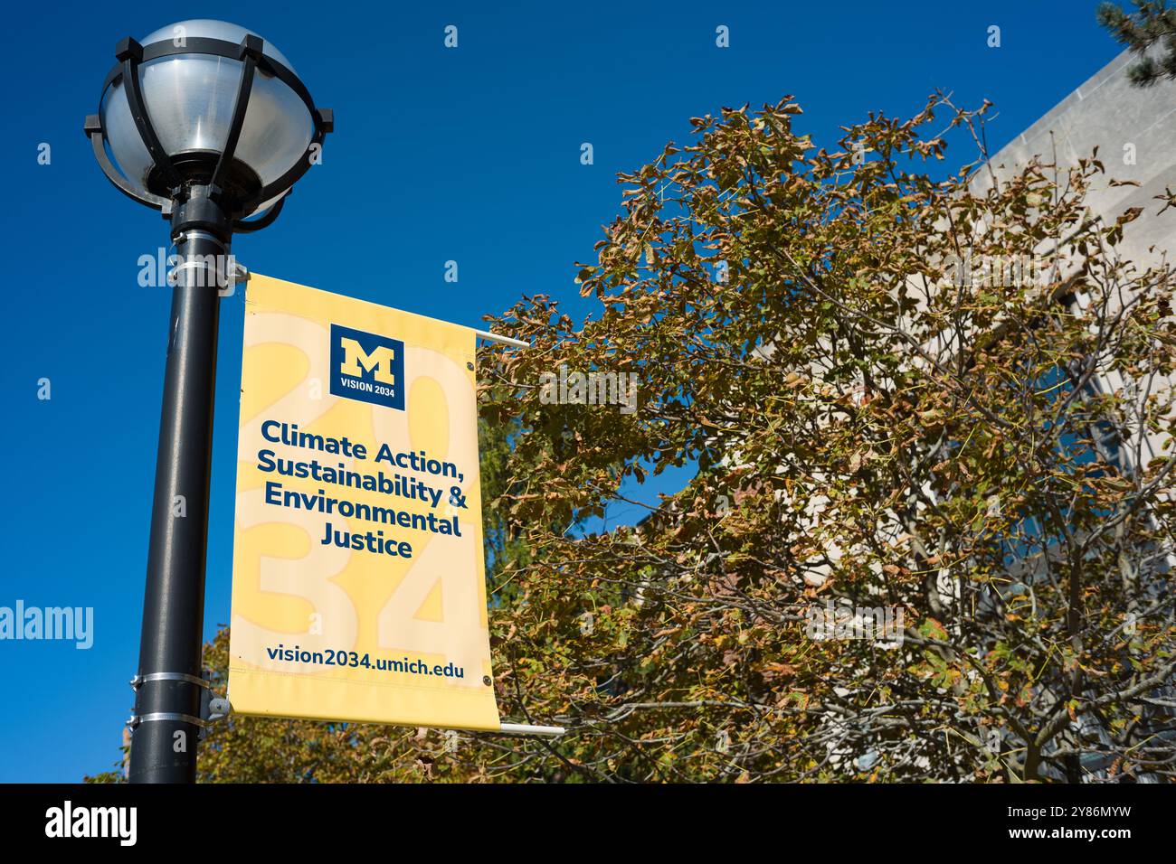 Ein Banner für die Vision 2034-Initiative der University of Michigan zu Klimaschutz, Nachhaltigkeit und Umweltgerechtigkeit Stockfoto