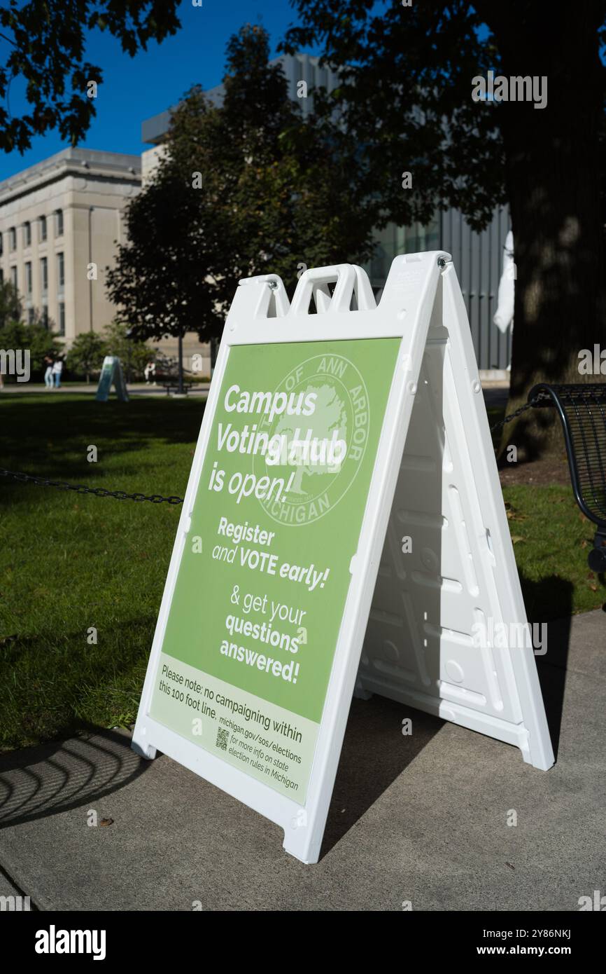 Ein Schild auf dem Bürgersteig warnt Studenten der Universität von Michigan, dass das Wahlzentrum auf dem Campus für frühe Abstimmungen geöffnet ist Stockfoto