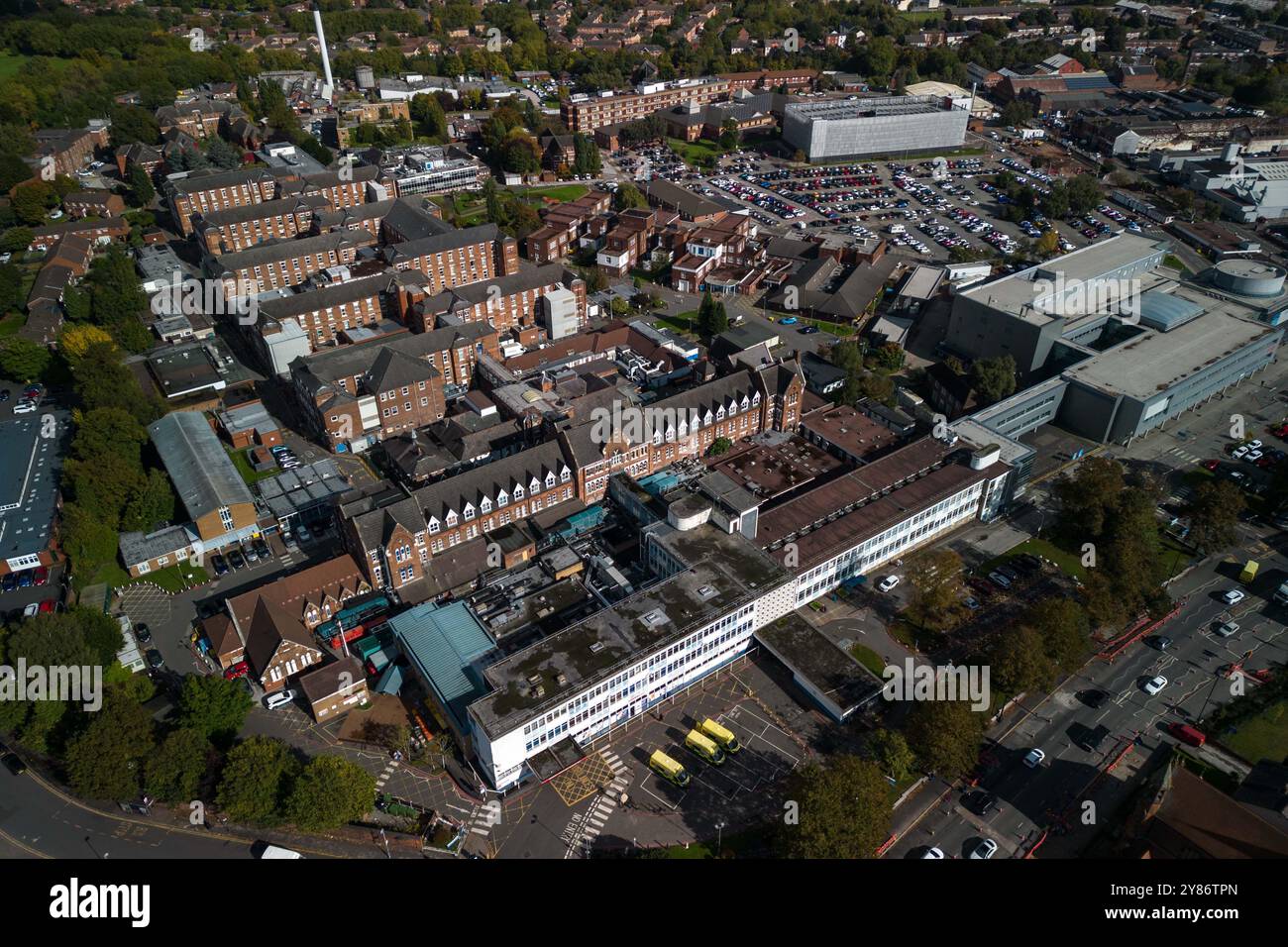 Dudley Road, Birmingham, 3. Oktober 2024. Das Birmingham City Hospital, weniger als eine Meile vom neuen Midland Metropolitan Hospital in Smethwick entfernt, soll abgerissen werden und Platz für neue Wohnungen schaffen. Das Victorian City Hospital verfügt über einen der längsten Korridore Großbritanniens mit einer Länge von einer Viertelmeile, der auch an die Entwickler verloren gehen wird. Nur das neue Silver Treatment Centre und das Eye and Skin Hospital werden vor Ort funktionieren, der Rest wird für 800 Häuser mit Bulldosierung versehen. Das Midland Metropolitan Superhospital, das 988 Millionen Pfund kostete, sollte in Octobe fertig gestellt werden Stockfoto