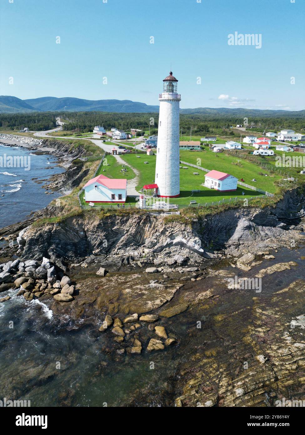 Luftaufnahme des Leuchtturms Cap-des-Rosiers an einer felsigen Küste in Gaspésie, Quebec, Kanada, das von Drone während eines malerischen Roadtrips an einem sonnigen Tag erfasst wurde Stockfoto