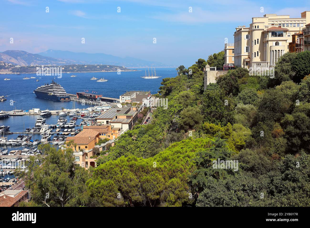 Stadtbild des Fürstentums auf Monaco: Panoramablick auf den Hafen und die Hotels im Viertel Fontvielle von Monaco vom Kap d'Ail Stockfoto