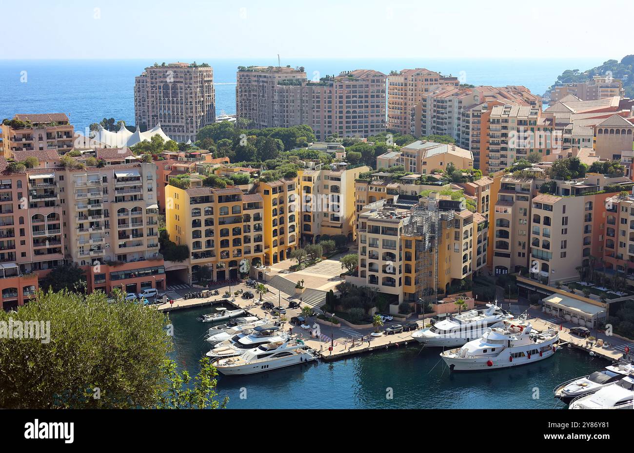 Stadtbild des Fürstentums auf Monaco: Panoramablick auf den Hafen und die Hotels im Viertel Fontvielle von Monaco vom Kap d'Ail Stockfoto