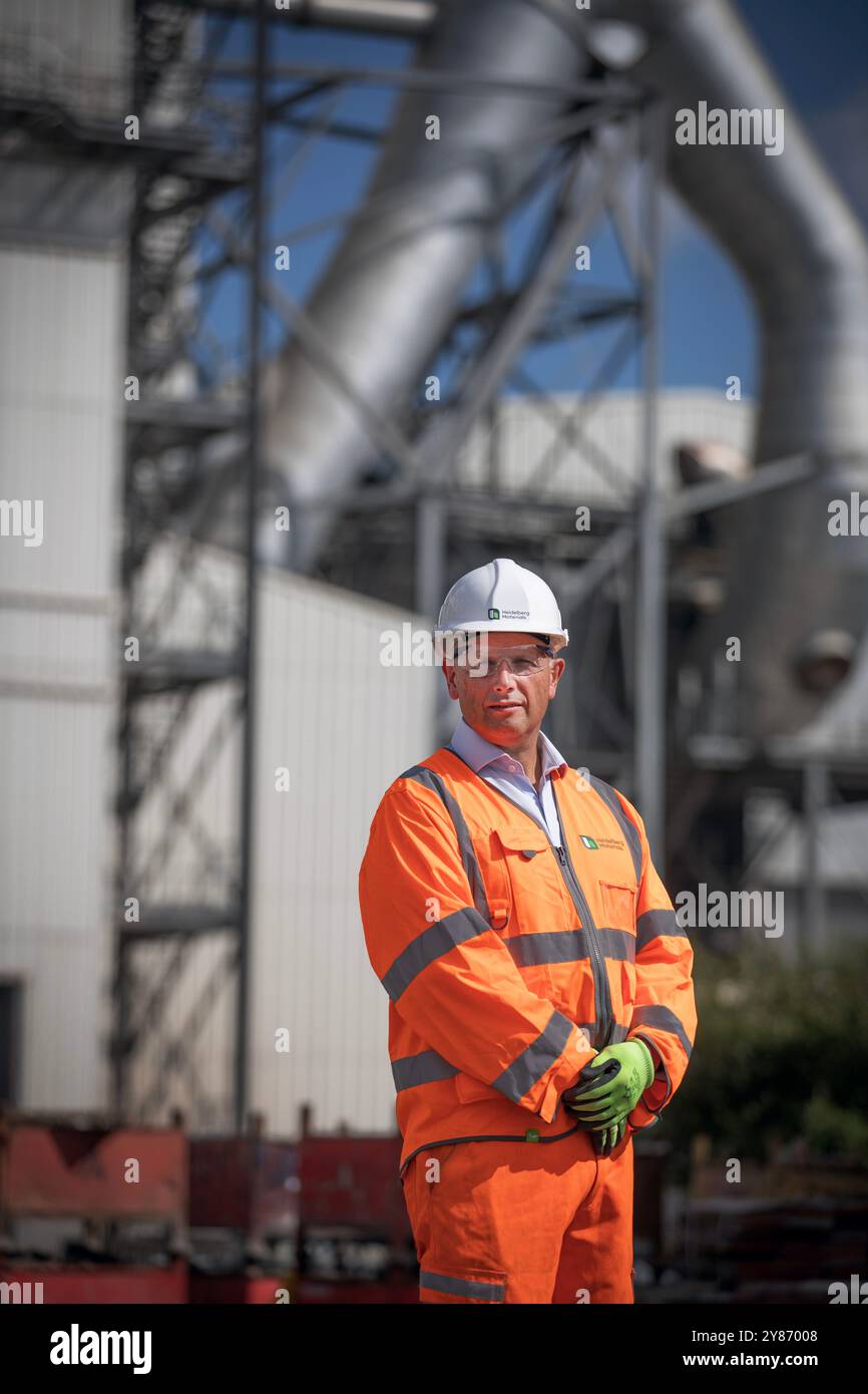 Simon Willis, CEO des Vereinigten Königreichs, wurde in der Zementproduktionsanlage des Padeswood Works von Heidelberg Materials in Mold, Flintshire, Nordwales, abgebildet. Heidelberg Stockfoto