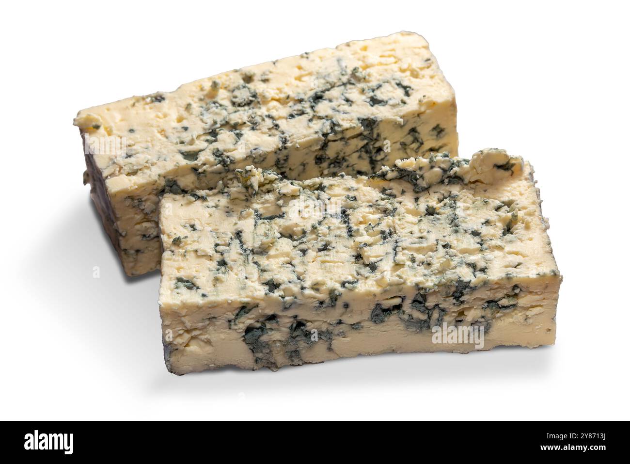 Gorgonzola-Käse, Scheiben von typisch italienischem Blauschimmelkäse, isoliert auf weiß, mit Schneidepfad im Preis inbegriffen Stockfoto
