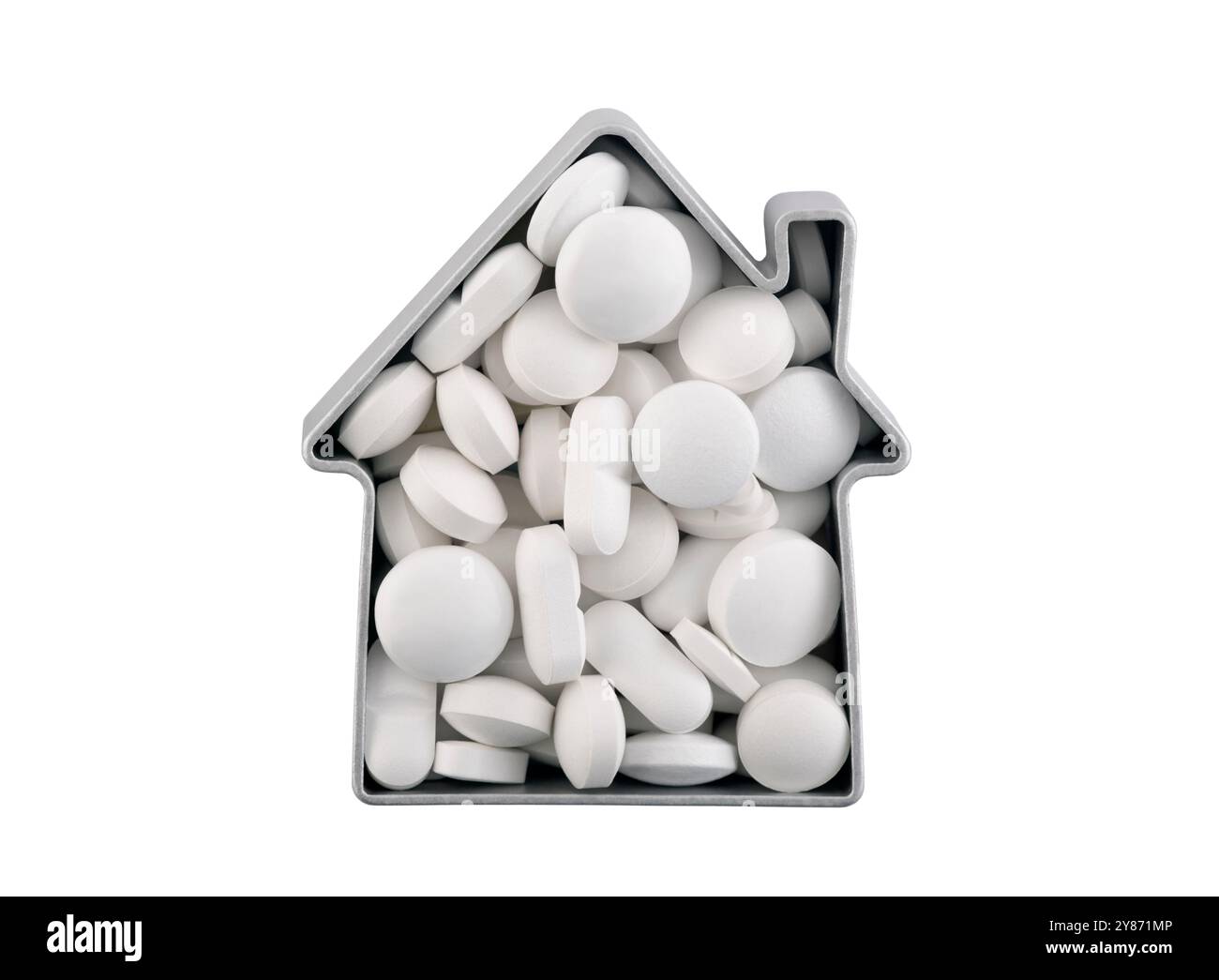 Haus mit Haufen von Medizin weißen Pillen isoliert auf weißem Hintergrund mit Beschneidungspfad Stockfoto