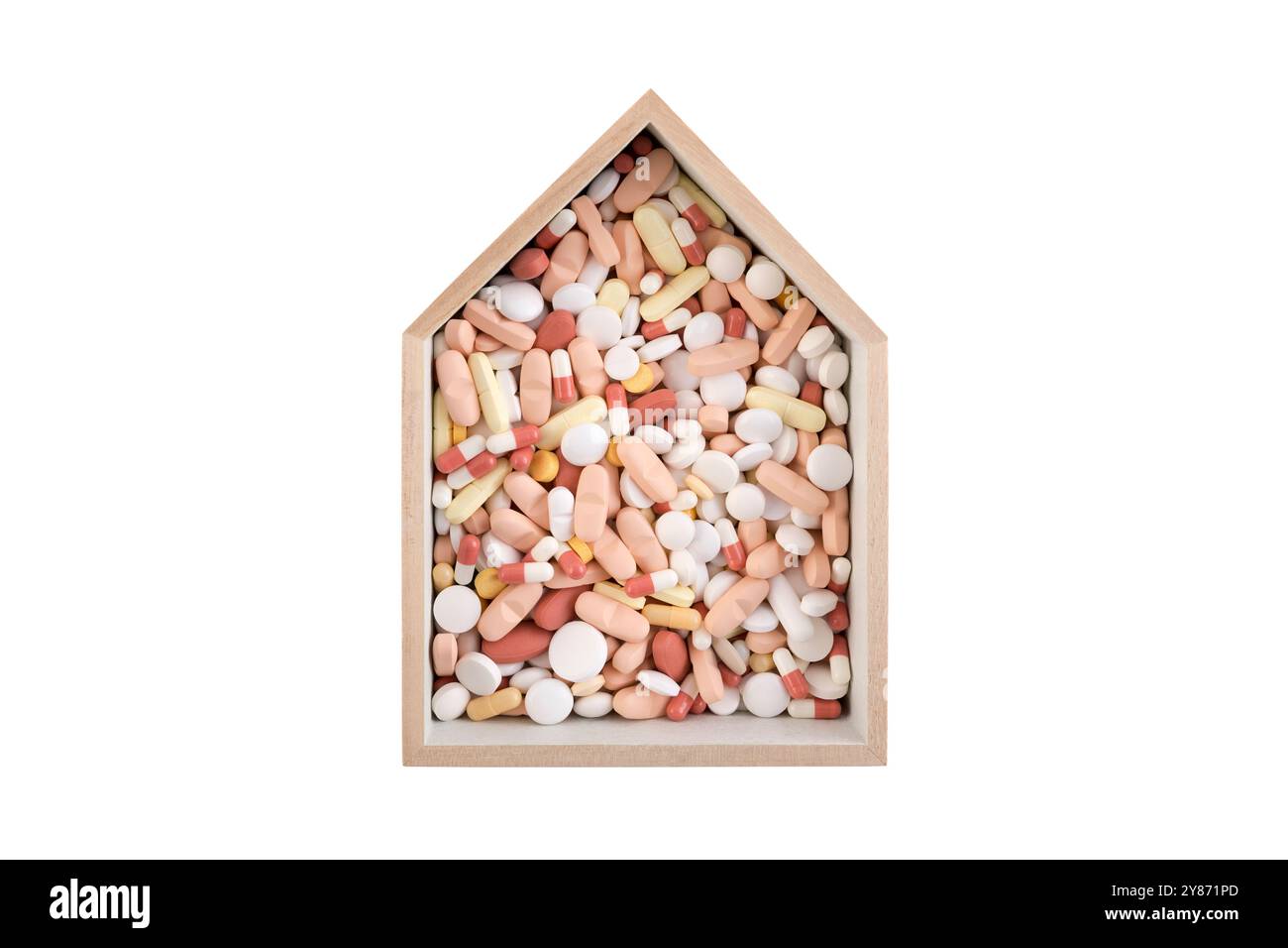 Haus mit einem Haufen von Medikamententabletten isoliert auf weißem Hintergrund mit Schneideweg Stockfoto