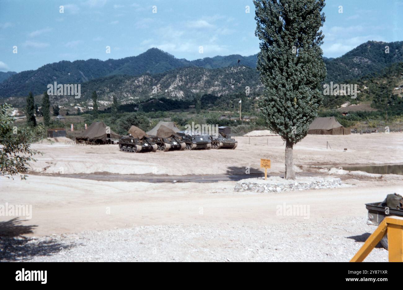US Army Panzer M4A3 Sherman M4A3E8 Sherman und Armored Infantry Vehicle AIV M75 – mit Sitz in Südkorea/Republik Korea kurz nach dem Waffenstillstandsabkommen 1953 Stockfoto