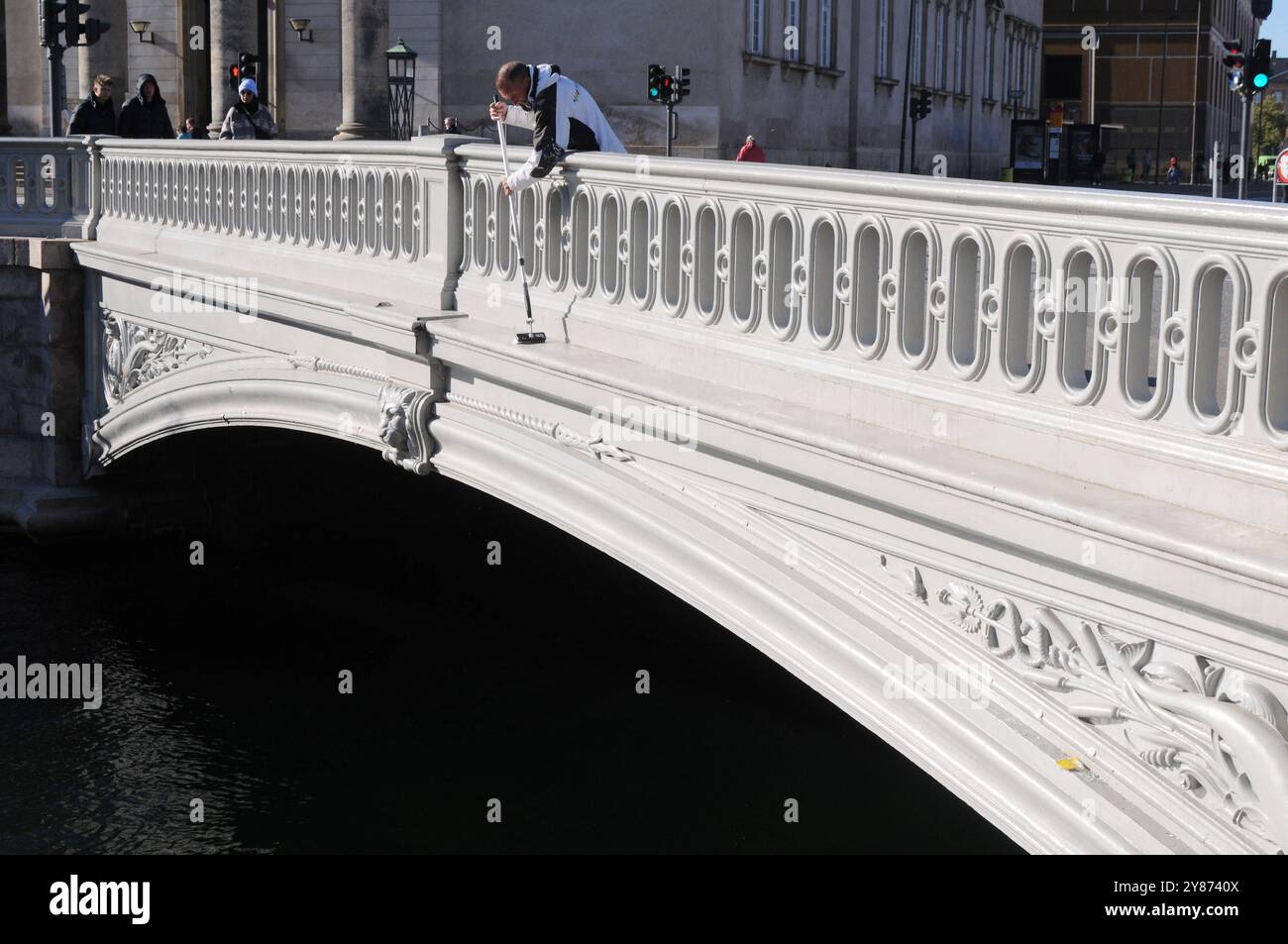 Kopenhagen/Dänemark/03 Okt. 2024/männliche Waschbrücke über den Frederikshoms kanal oder Kanal in Danih Hauptstadt. Foto. Bilder von Francis Joseph Dean/Dean sind nicht für kommerzielle Zwecke bestimmt Stockfoto