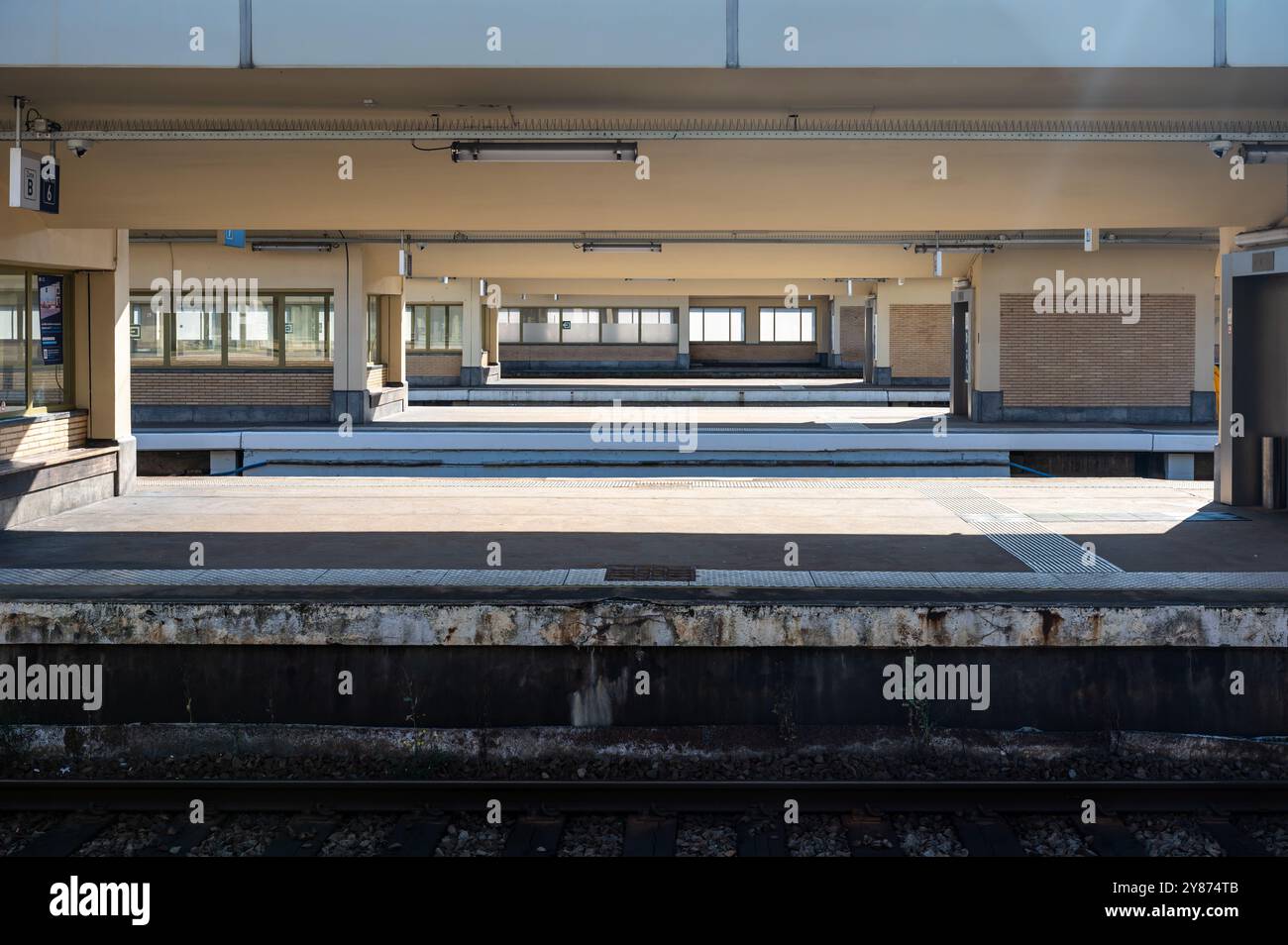 Leerer Bahnsteig und Gleise des Bahnhofs Brüssel Nord, Bezirk Brüssel Nord, Belgien, 21. September 2024 Stockfoto