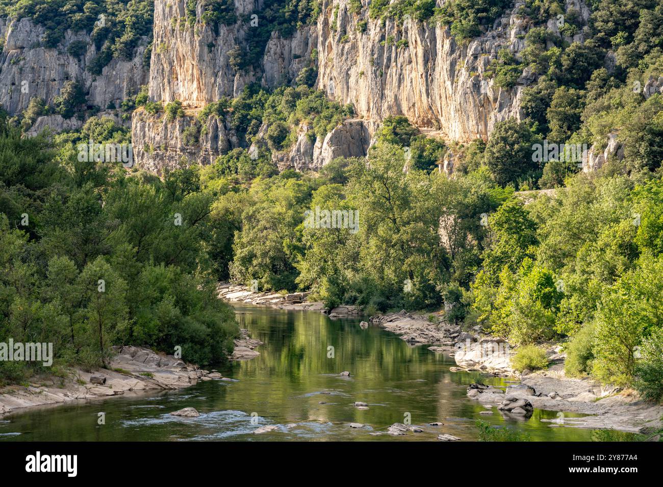 Die Hérault-Schlucht und der Fluss Hérault bei Laroque, Frankreich, Europa | Schlucht des l'Hérault und Fluss Hérault in Laroque, Frankreich, Europa Stockfoto