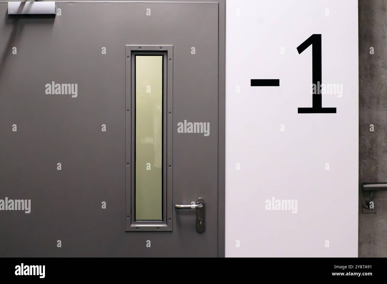 Büroparkplatz, Ausgangstür, ein Stockwerk im Keller. Eingang zum Wohngebäude. Stockfoto