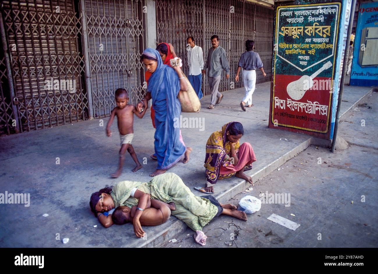 Bangladesch, Dhaka, obdachlose Mutter und Kind, die auf der Straße schlafen. Stockfoto