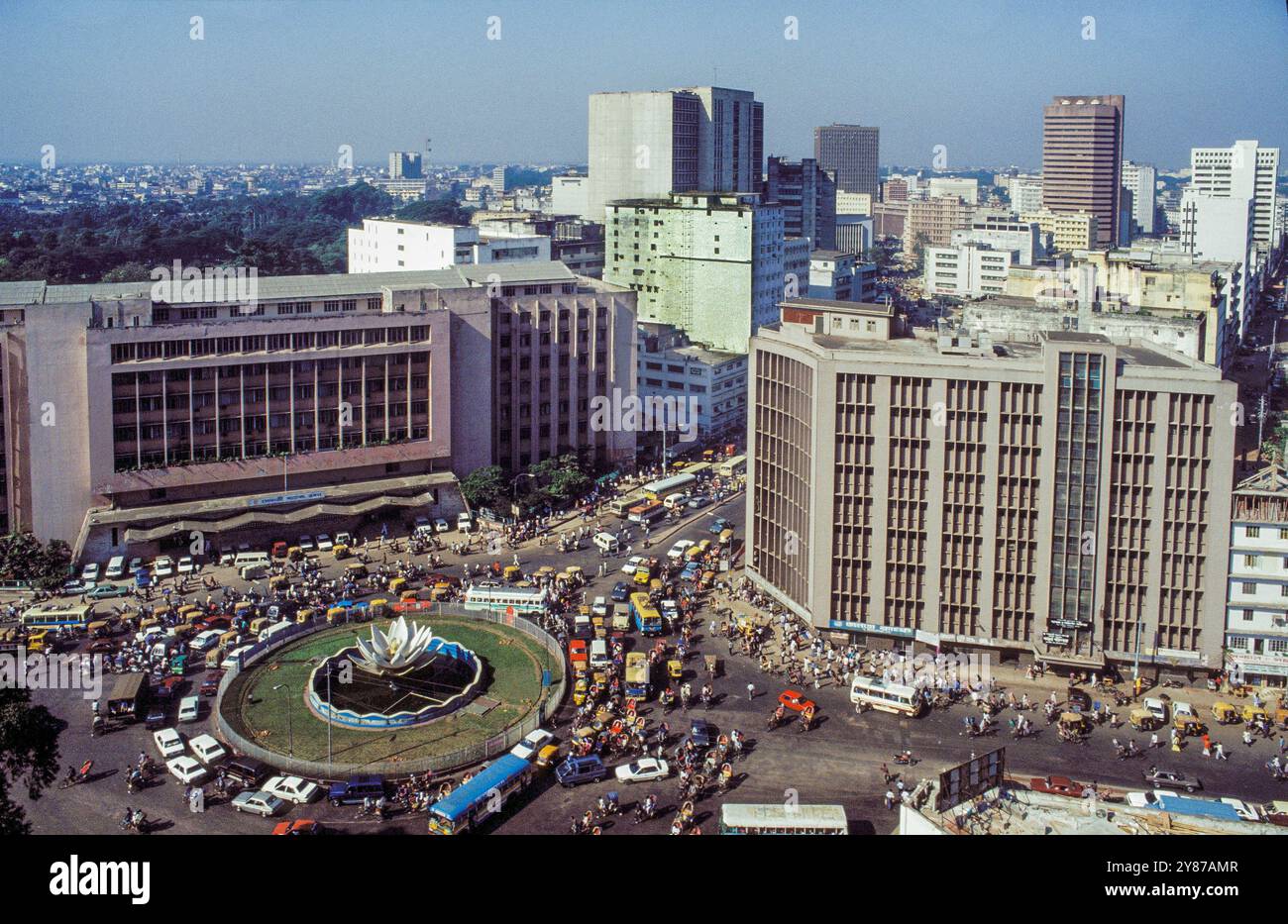 Bangladesch; Dhaka, Wolkenkratzer und Verkehrsstaus auf einem Kreisverkehr mit einem Lotus in der Mitte. Stockfoto