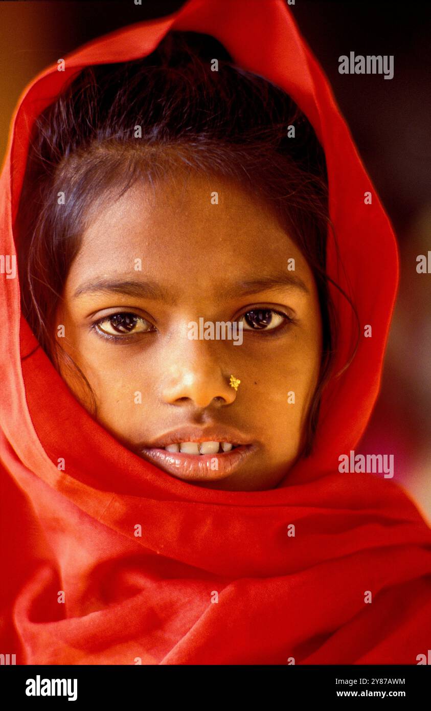 Bangladesch; Porträt eines moslemischen Mädchens mit Kopftuch. Stockfoto