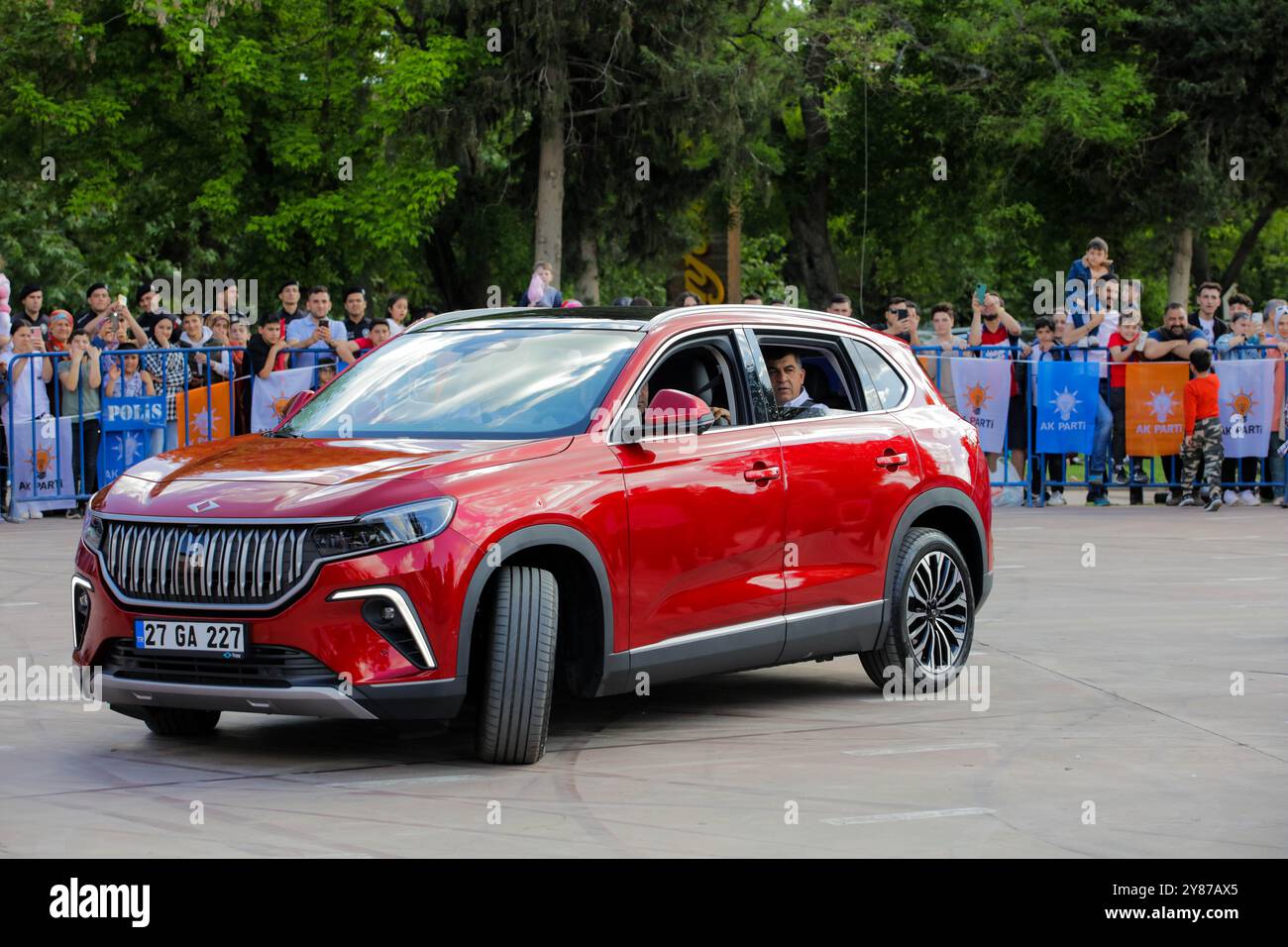 Gaziantep, Turkiye. Mai 2023. Ein TOGG T10X-Auto in der türkischen Südstadt Gaziantep. Togg-Fahrzeuge werden in der Türkei entwickelt und montiert, wobei der T10X das erste Modell eines Elektroautos des türkischen Automobilherstellers ist. An der Veranstaltung nahmen der Bürgermeister von Gaziantep, Fatma Şahin, und der Bürgermeister der Gemeinde Şahinbey, Mehmet Tahmazoglu, Teil Stockfoto