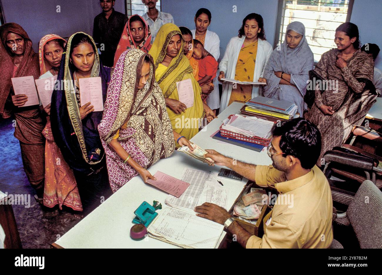 Bangladesch, Manikganj, Frauen, die einen Kredit von der Grameen Bank erhalten. Stockfoto