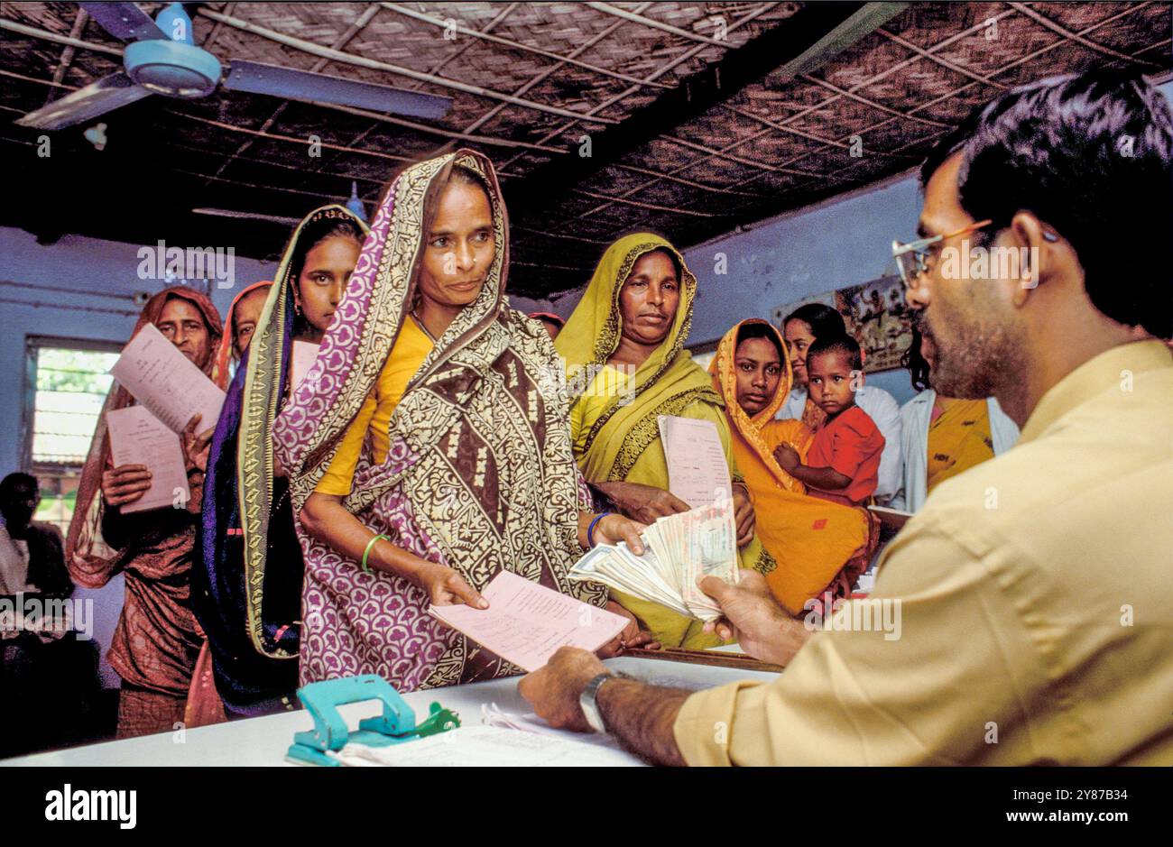 Bangladesch, Manikganj, Frauen, die einen Kredit von der Grameen Bank erhalten. Stockfoto