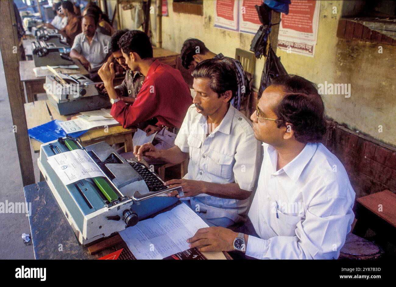 Bangladesch, Dhaka, Schriftsteller mit Schreibmaschine füllen Formulare aus und/oder schreiben Briefe für Analphabeten. Stockfoto