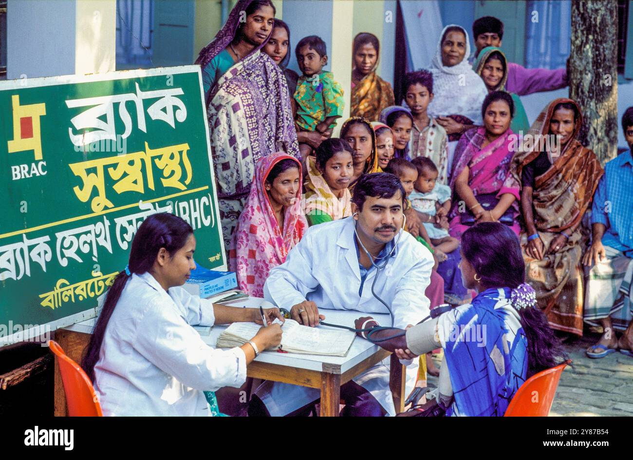 Bangladesch, Manikganj, in einem Gesundheitszentrum der Entwicklungs-NGO BRAC, gehen Frauen zum Arzt, um ihren Blutdruck messen zu lassen. Stockfoto