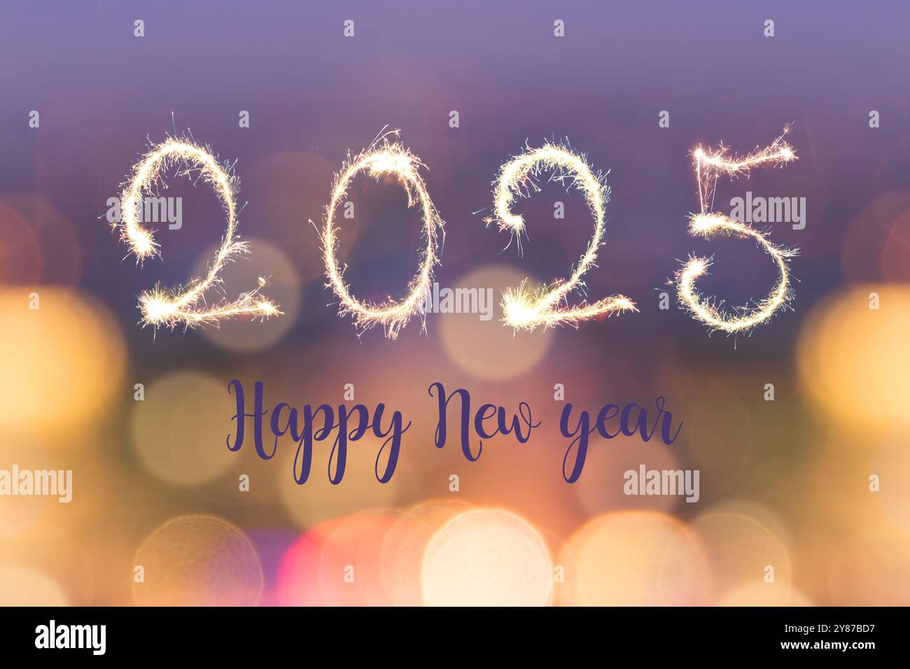 Happy New Year 2025 geschrieben mit Funken auf unscharfen Bokeh Lichtern Hintergrund, Weihnachtsgrußkarte Stockfoto