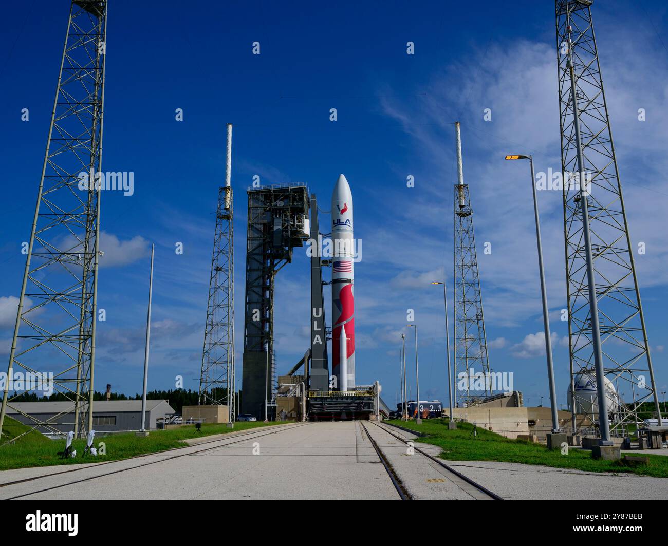 Cape Canaveral, Florida, USA. Oktober 2024. Eine United Launch Alliance (ULA) Vulcan Centaur-Rakete sitzt am 3. Oktober 2024 auf dem Startplatz des Space Launch Complex-41 (SLC-41), Cape Canaveral Space Force Station, Florida. Die Rakete wird die zweite ULA-Zertifizierungsmission fliegen, die am 4. Oktober 2024 gestartet wird. Das Startfenster beginnt um 6:00 Uhr EDT. (Kreditbild: © Jennifer Briggs/ZUMA Press Wire) NUR REDAKTIONELLE VERWENDUNG! Nicht für kommerzielle ZWECKE! Stockfoto