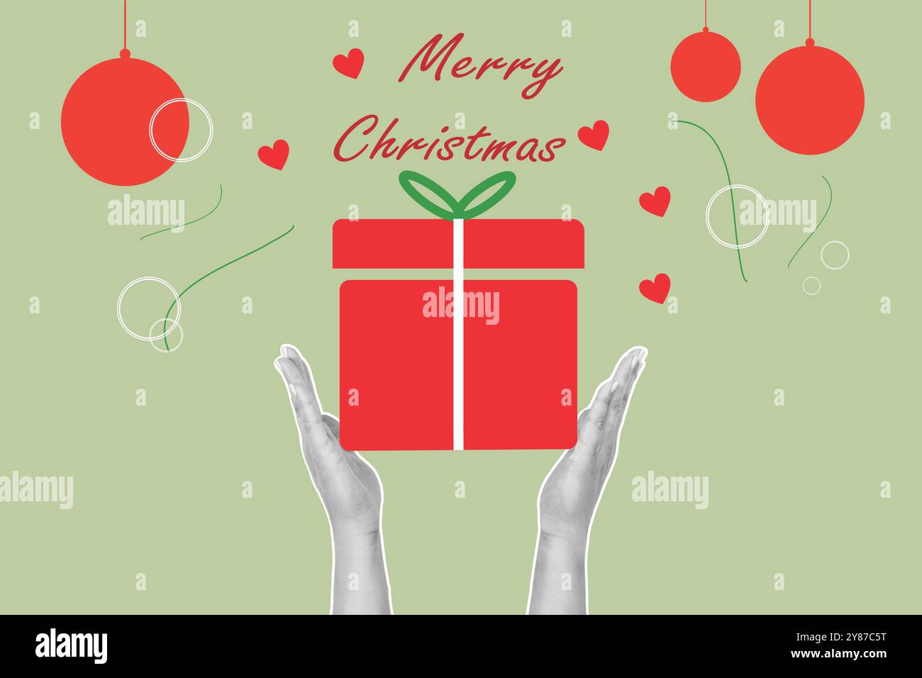 Frauenhände halten eine weihnachtsgeschenkbox auf grünem Hintergrund mit weihnachtsschmuck Stockfoto