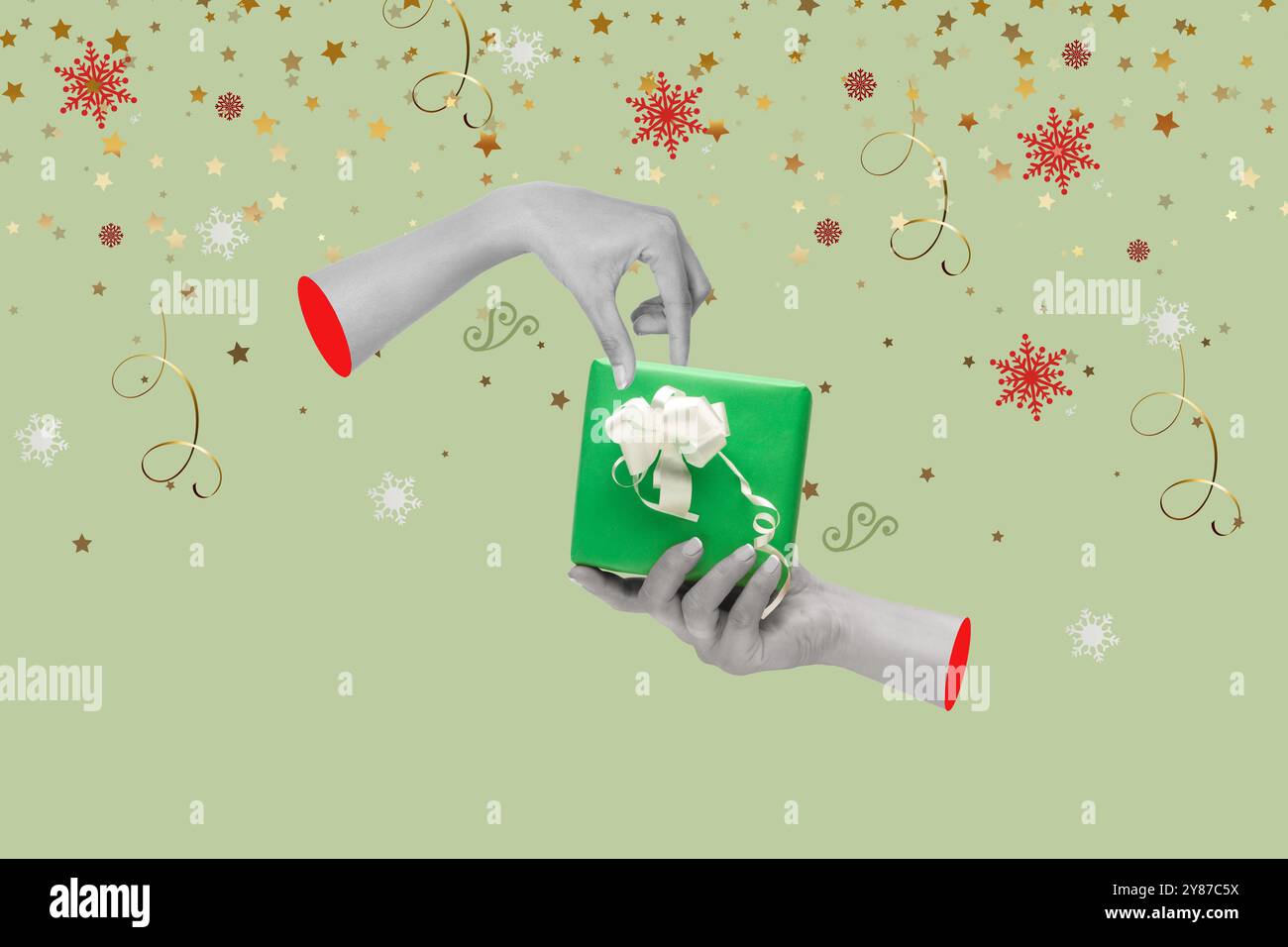 Frauenhände halten eine weihnachtsgeschenkbox auf grünem Hintergrund mit weihnachtsschmuck Stockfoto
