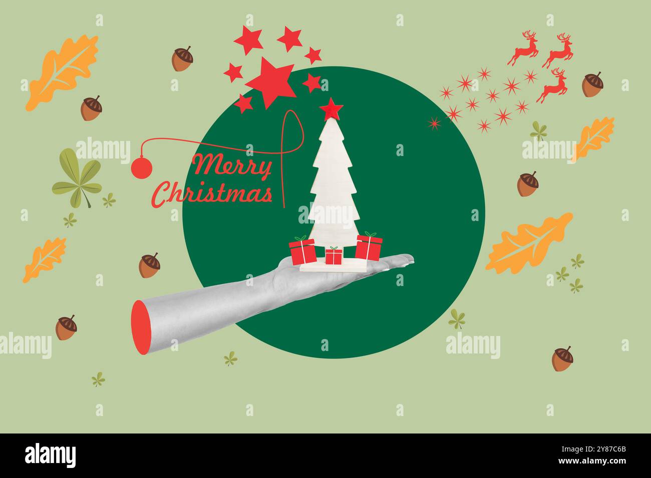 Collage einer Frauenhand, die einen weihnachtsbaum und Geschenkboxen auf grünem Hintergrund mit grünem Kreis hält Stockfoto