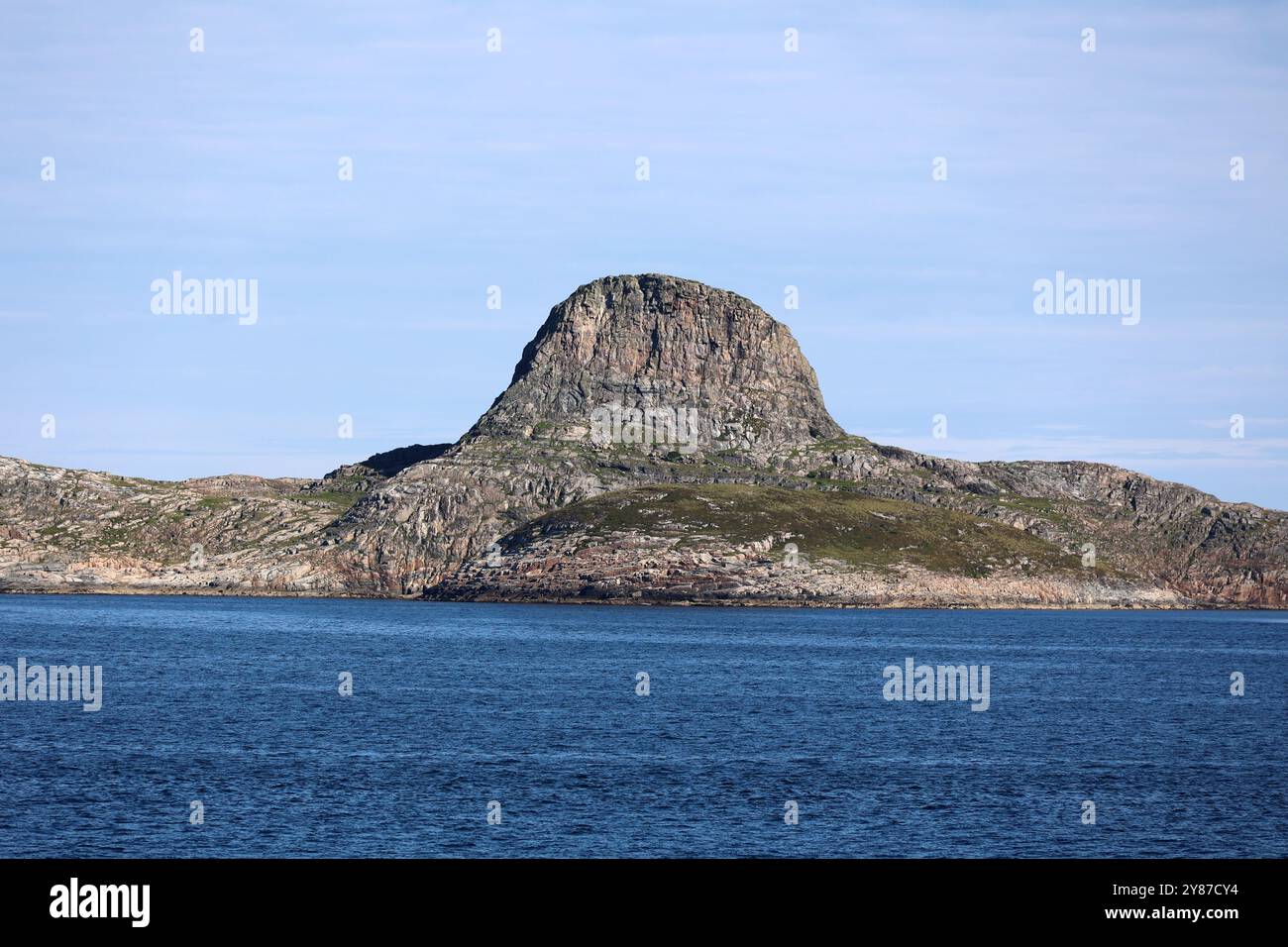 Blick auf die fantastischen Felsen von Traena, Norwegen Stockfoto