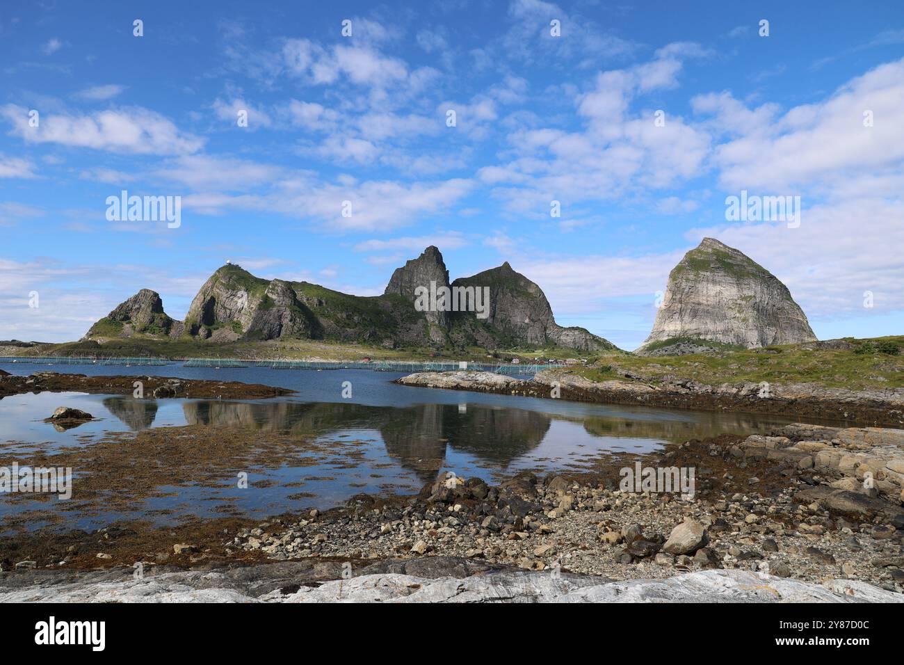 Blick auf die fantastischen Felsen der Insel Traena, die sich im Meer spiegeln, Norwegen Stockfoto