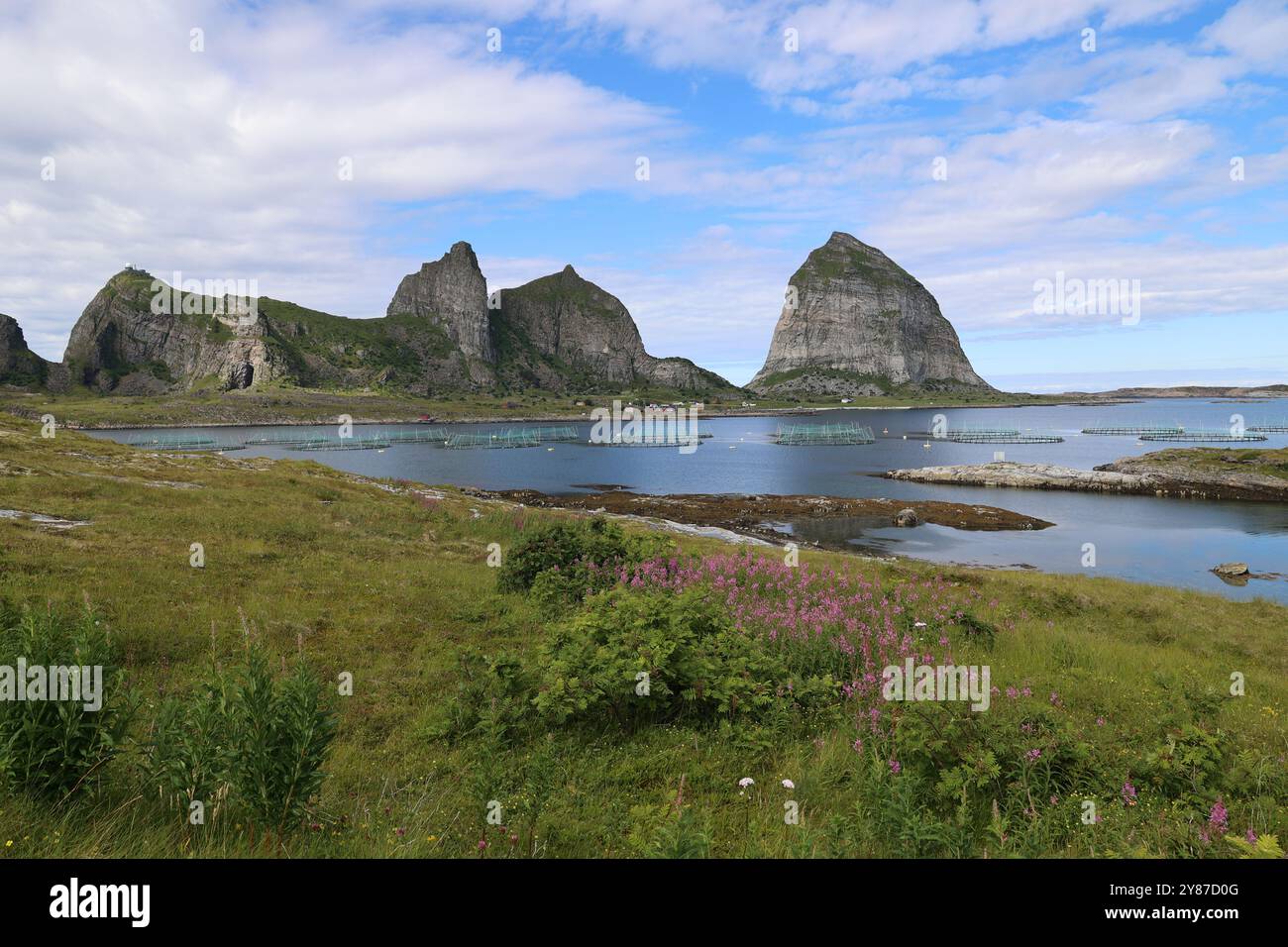 Blick auf die fantastischen Felsen der Insel Traena, die sich im Meer spiegeln, Norwegen Stockfoto